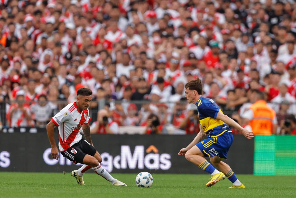 Fotografía de archivo, tomada el pasado 25 de febrero, en la que se registró a Enzo Díaz (i), de River Plate, al disputar un balón con Jabes Saralegui, de Boca Juniors, durante el más reciente 'superclásico' del fútbol argentino, en el estado Más Monumental de Buenos Aires (Argentina). EFE/Juan Ignacio Roncoroni