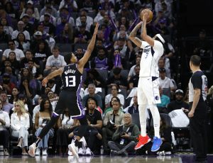 El ala-pívot de los Dallas Mavericks Anthony Davis (D) lanza un tiro de tres puntos frente al ala-pívot de los Sacramento Kings Keegan Murray (I). EFE/EPA/JOHN G. MABANGLO SHUTTERSTOCK FUERA