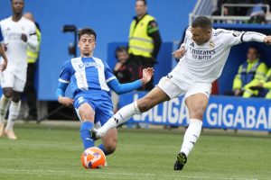 El centrocampista del Alavés Antonio Blanco (i) recibe una entrada por parte del delantero francés del Real Madrid Kylian Mbappé, por la cual ha recibido tarjeta roja, este domingo, durante el partido de la jornada 31 de LaLiga EA Sports, entre el Deportivo Alavés y Real Madrid, en el estadio de Mendizorrotza de Vitoria. EFE/ Adrian Ruiz Hierro