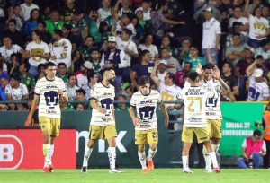 Imagen de archivo de los jugadores de Pumas celebrando un gol. EFE/ Luis Ramírez
