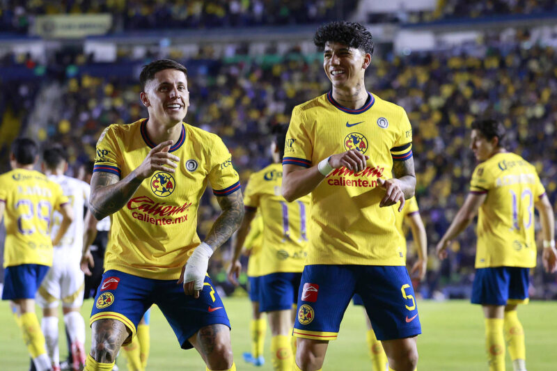 Paul Rodríguez (i) y Kevin Alvarez de América celebran un gol en el estadio Ciudad de los Deportes en la Ciudad de México (México). EFE/ Sáshenka Gutiérrez