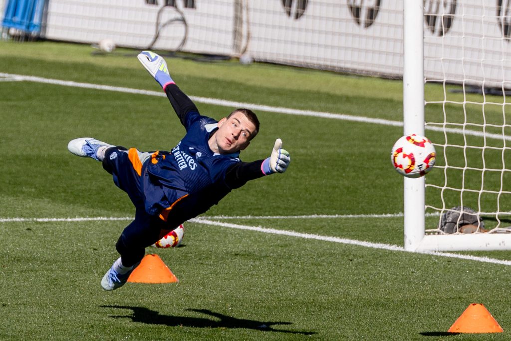 El portero del Real Madrid Andriy Lunin, durante el entrenamiento este lunes. El guardameta ucraniano será titular mañana en el partido de vuelta de la semifinal de la Copa del Rey contra la Real Sociedad.-EFE/ Daniel González
