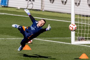 El portero del Real Madrid Andriy Lunin, durante el entrenamiento este lunes. El guardameta ucraniano será titular mañana en el partido de vuelta de la semifinal de la Copa del Rey contra la Real Sociedad.-EFE/ Daniel González