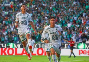 Imagen de archivo de James Rodríguez (d), jugador del Club León de la Liga MX. EFE/ Luis Ramírez