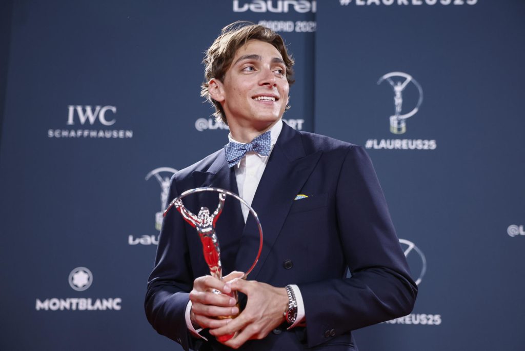 El saltador de pértiga sueco Mondo Duplantis posa con su galardón "Deportista del año" durante la ceremonia de entrega de los Premios Laureus que se celebra hoy lunes en Madrid. EFE/ Daniel González.
