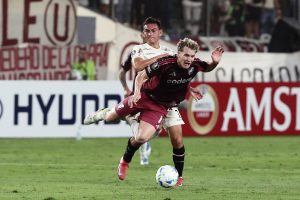 Jairo Vélez (atrás) de Universitario disputa el balón con Facundo Colidio de River Plate este miércoles, durante un partido de la fase de grupos de la Copa Libertadores. EFE/ STR