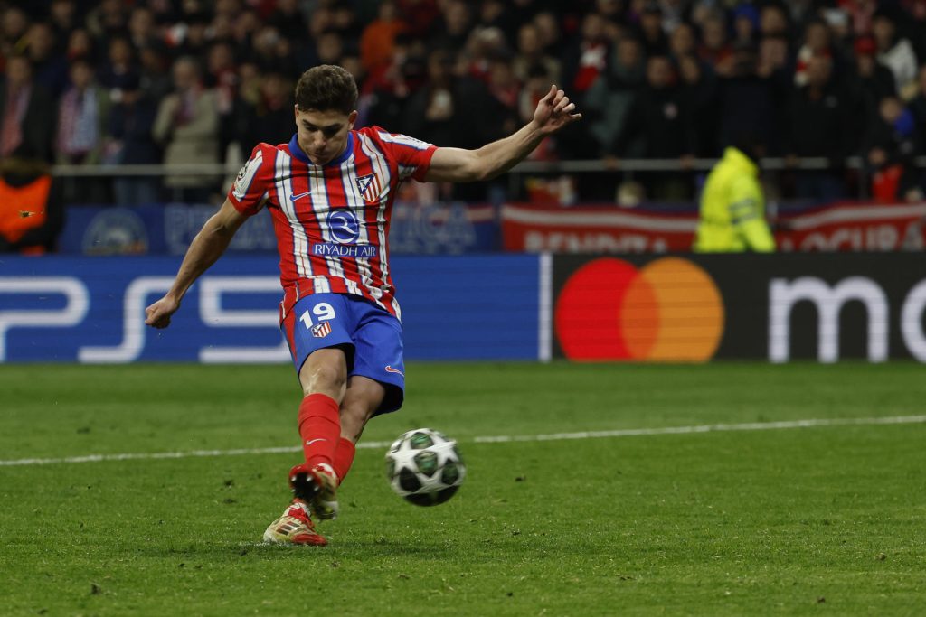 Julián Álvarez, en su lanzamiento en la tanda de penaltis contra el Real Madrid. EFE/JJ Guillén