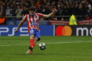 Julián Álvarez, en su lanzamiento en la tanda de penaltis contra el Real Madrid. EFE/JJ Guillén