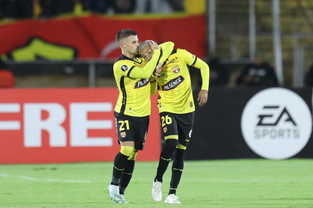Joaquín Valiente (i) y Byron Castillo de Barcelona. EFE/ José Jácome Copa Libertadores