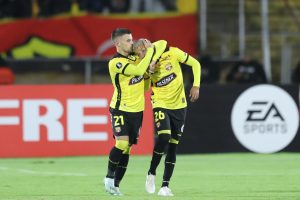 Joaquín Valiente (i) y Byron Castillo de Barcelona. EFE/ José Jácome Copa Libertadores