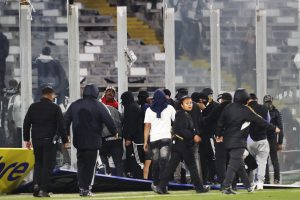 Aficionados de Colo Colo ingresan al campo en un partido de la fase de grupos de la Copa Libertadores. EFE/ Osvaldo Villarroel