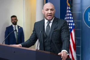 La estrella irlandesa de las artes marciales mixtas Conor McGregor habla con los medios en la sala de prensa de la Casa Blanca en Washington, DC, EE. UU., en una imagen del 17 de marzo de 2025. EFE/EPA/JIM LO SCALZO / POOL