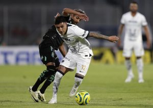 Leonardo Suárez (d) de Pumas disputa un balón con Jair González (d) de Santos en el estadio Olímpico Universitario de la Ciudad de México (México). Fotografía de archivo. EFE/Isaac Esquivel