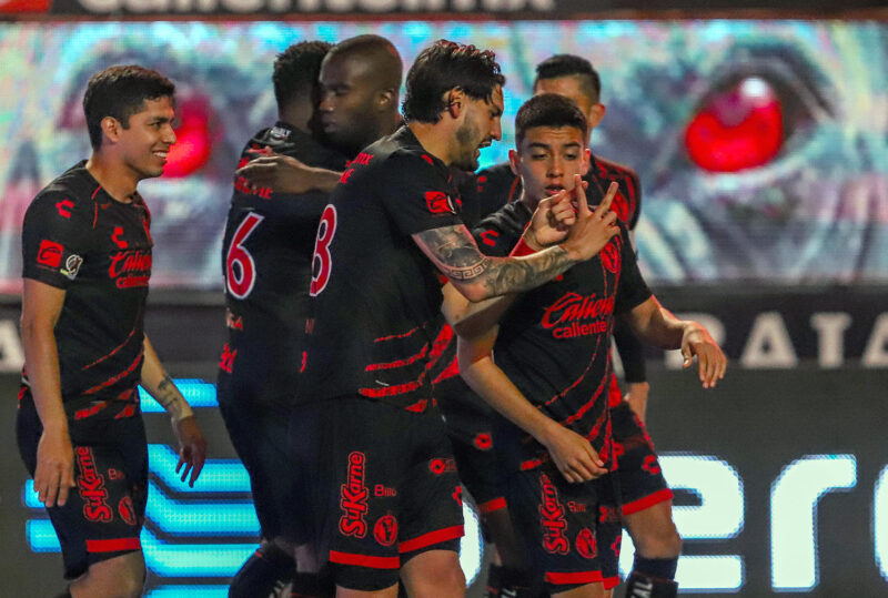 Jugadores de Tijuana celebran un gol en el estadio Caliente de la ciudad de Tijuana en el estado de Baja California (México). Archivo. EFE/ Alejandro Zepeda