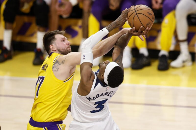 El escolta esloveno de Los Angeles Lakers Luka Doncic (I), intenta taponar al alero de los Minnesota Timberwolves, Jaden McDaniels (D), durante el segundo partido de playoffs de primera ronda entre los Minnesota Timberwolves y Los Angeles Lakers en Los Ángeles. EFE/EPA/CAROLINE BREHMAN SHUTTERSTOCK FUERA
