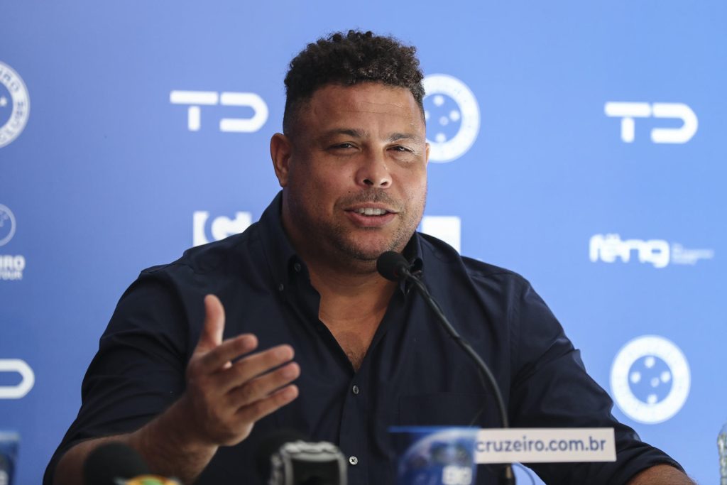 Foto de archivo del exfutbolista brasileño Ronaldo Luiz Nazário de Lma, quien este lunes anunció la venta del 90 por ciento del control accionario que tenía sobre Cruzeiro, el club que lo lanzó al profesionalismo, y horas después admitió que también pretende desprenderse del Real Valladolid español. EFE/ Sebastiao Moreira