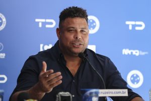 Foto de archivo del exfutbolista brasileño Ronaldo Luiz Nazário de Lma, quien este lunes anunció la venta del 90 por ciento del control accionario que tenía sobre Cruzeiro, el club que lo lanzó al profesionalismo, y horas después admitió que también pretende desprenderse del Real Valladolid español. EFE/ Sebastiao Moreira