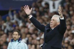 El entrenador del Real Madrid, el italiano Carlo Ancelotti, en el partido de vuelta de cuartos de final de la Liga de Campeones que Real Madrid y Arsenal jugaron en el estadio Santiago Bernabéu. EFE/Chema Moya
