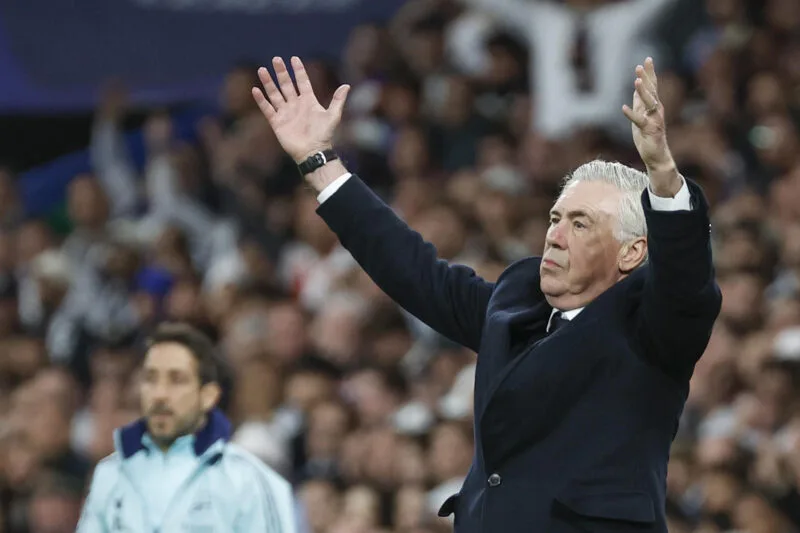 El entrenador del Real Madrid, el italiano Carlo Ancelotti, en el partido de vuelta de cuartos de final de la Liga de Campeones que Real Madrid y Arsenal jugaron en el estadio Santiago Bernabéu. EFE/Chema Moya