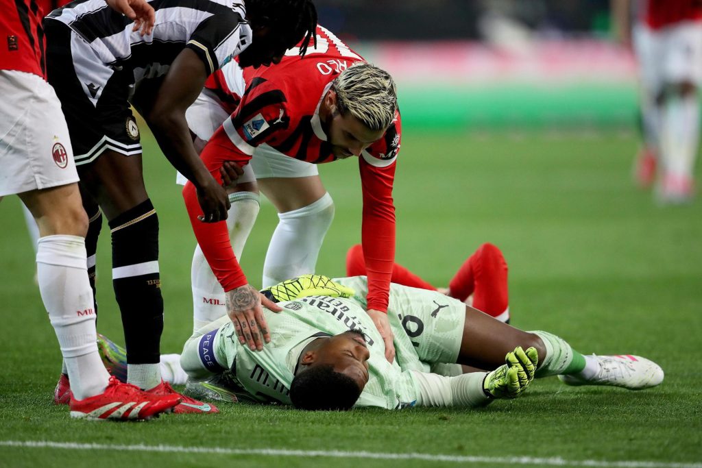 El portero del Milan Mike Maignan  se lesionó durante el partido de fútbol de la Serie A italiana Udinese Calcio vs AC Milan en el Estadio Friuli - Bluenergy en Udine, Italia. EFE/EPA/Gabriele Menis