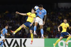 Gabriel Fernández (d), de Cruz Azul, disputa un balón con Israel Reyes (i), del América, este martes, durante el partido de vuelta de cuartos de final de la Copa de Campeones de la Concacaf entre Cruz Azul y América en el estadio Olímpico Universitario de Ciudad de México (México). EFE/Sáshenka Gutiérrez