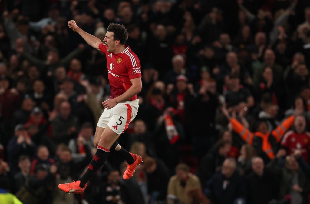 El inglés del Manchester United Harry Maguire celebra el 5-4 ante el Olympique de Lyon que da la clasificación a semifinales al conjunto red. EFE/EPA/ADAM VAUGHAN Europa League