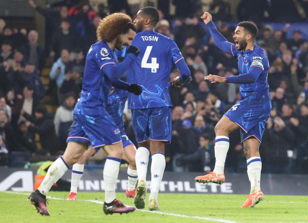 El jugador del Chelsea Reece James (d) reacciona al 2-2 durante el partido de la Premier League que han jugado Chelsea FC y AFC Bournemouth, en Londres Reino Unido. EFE/EPA/NEIL HALL