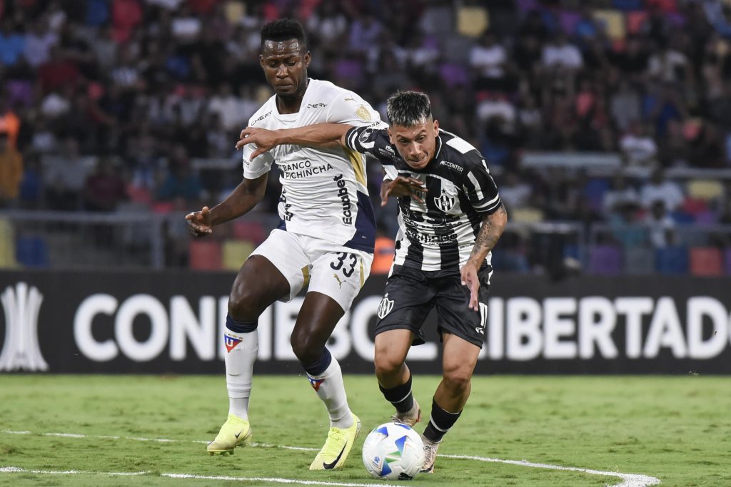 Matías Perelló (d) de Córdoba disputa un balón con Leonel Quiñónez de Quito en un partido de la fase de grupos de la Copa Libertadores. EFE/ Luis Santillán