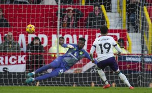 El jugador Justin Kluivert (d), del Bournemouth, logra el 2-0 de penalti ante el portero Andre Onana durante el aprtido de la Premier League que han jugado Manchester United y AFC Bournemouth, en Manchester, Reino Unido. EFE/EPA/PETER POWELL