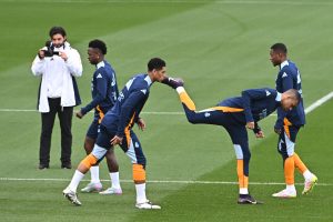 Los jugadores del Real Madrid Vinicius (i), Bellingham (2i), Mbappé (2d) y Alaba (d) durante el entrenamiento realizado este martes en la Ciudad Deportiva de Valdebebas, donde el equipo prepara el partido de Liga que disputa mañana miércoles ante el Getafe. EFE/Fernando Villar