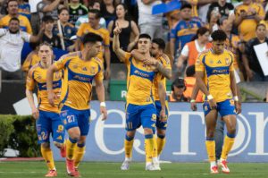 Juan Brunetta (c) de Tigres celebra un gol durante un partido en el estadio Universitario en Monterrey (México). Archivo. EFE/ Miguel Sierra