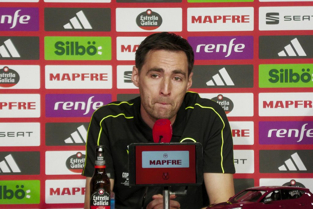 El árbitro Ricardo de Burgos Bengoetxea ofrece una rueda de prensa este viernes, en Sevilla. El árbitro vasco Ricardo De Burgos Bengoechea, que dirigirá el sábado la final de la Copa del Rey entre el Barcelona y el Real Madrid, lamentó este viernes entre lágrimas "la repercusión de los vídeos de Real Madrid Televisión" contra su estamento, ya que "los hijos de los compañeros oyen decir en el colegio que su padre es un ladrón".EFE/ David Arjona