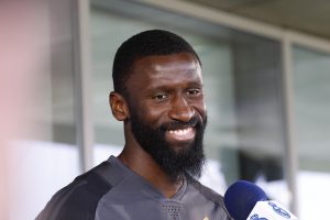 El defensa alemán del Real Madrid Antonio Rüdiger atiende a la prensa tras el entrenamiento en el día abierto a los medios, previo a la final de la Liga de Campeones del sábado 1 de junio contra el Borussia Dortmund. EFE/ J.J. Guillén