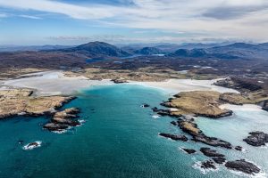 Un zumbido inexplicable está desquiciando a una isla de Escocia. Nadie acierta a descifrar el origen de lo que empezó en 1990