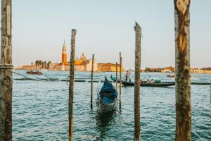 Venecia es un bosque invertido que se está hundiendo. Hay un plan radical para salvarla: elevarla 30 centímetros
