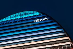 La banca española ha convertido un impuesto "confiscatorio" en confetti para su fiesta: 8.400 millones de beneficios