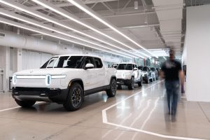 Volkswagen ha metido 6.000 millones de dólares en Rivian para crecer en Estados Unidos. Los aranceles están truncando sus planes