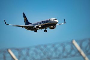 Si la pregunta es "puedo llevar una maleta de mano gratis con Ryanair", la respuesta de la justicia es: depende