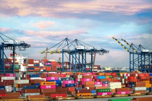 Los aranceles están lastrando las importaciones en barcos de China a EUU y agitan un fantasma: estanterías vacías
