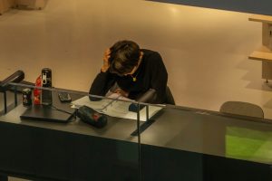 Opositar es el sueño aburrido de millones de personas. Y la escritora española de moda lo ha convertido en un libro