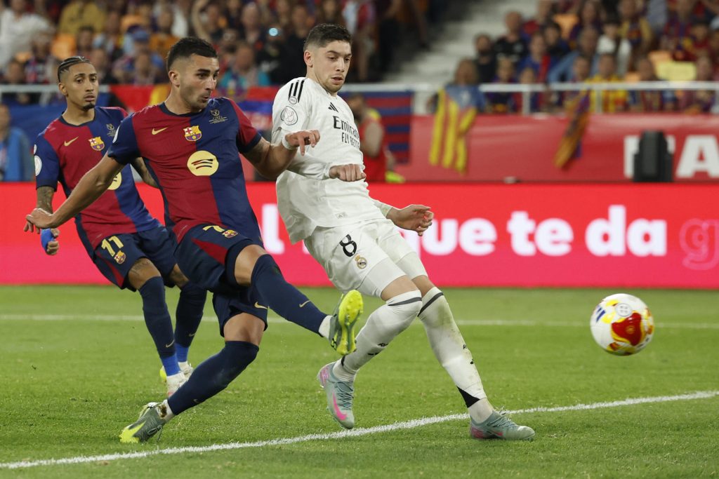 Fotografía de Julio Muñoz en la que puede verse al futbolista del FC Barcelona Ferrán Torres (i) y al del Real Madrid Federico Valverde (d) en el último clásico jugado por ambos equipos, la final de la Copa del Rey, en abril de 2025. EFE