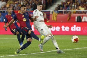 Fotografía de Julio Muñoz en la que puede verse al futbolista del FC Barcelona Ferrán Torres (i) y al del Real Madrid Federico Valverde (d) en el último clásico jugado por ambos equipos, la final de la Copa del Rey, en abril de 2025. EFE