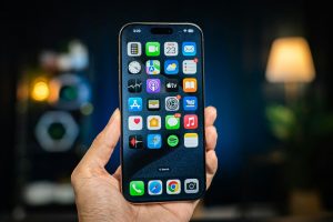 Apple lidia con los aranceles, pero quiere que no se note. Baraja subir el precio del iPhone sin mencionarlos, según WSJ