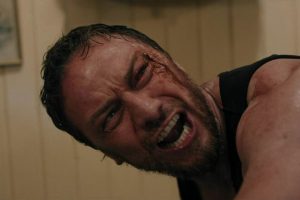 Se acaba de estrenar en streaming el intenso remake de una sorpresa del terror psicológico reciente, sostenido en una interpretación realmente animal: ‘No hables con extraños’