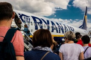 Ryanair sigue vendiendo vuelos a precio de autobús y aún así gana mucho dinero. Su negocio empieza después del check-in