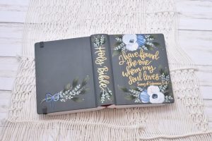 La Biblia siempre fue el libro más sagrado. Los jóvenes cristianos la están llenando de post-its, subrayados y fundas cuquis