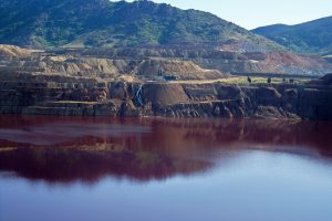 en un pozo tóxico de aguas contaminadas