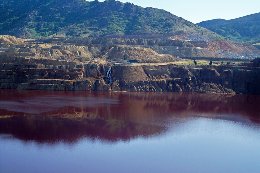 en un pozo tóxico de aguas contaminadas