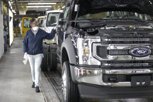 Si la pregunta es cuánto dinero amasar robando parachoques de coche, un jubilado y un empleado de Ford ya lo saben: millones