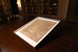 Harvard compró una copia barata de la Carta Magna en 1946. Acaban de descubrir que tenían un tesoro que vale una fortuna